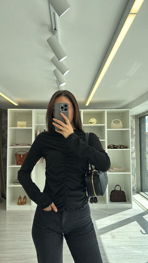 SİYAH BÜZGÜ DETAYLI BLUZ