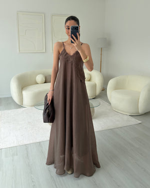 KAHVERENGİ DANTELLİ ASKILI ELBİSE