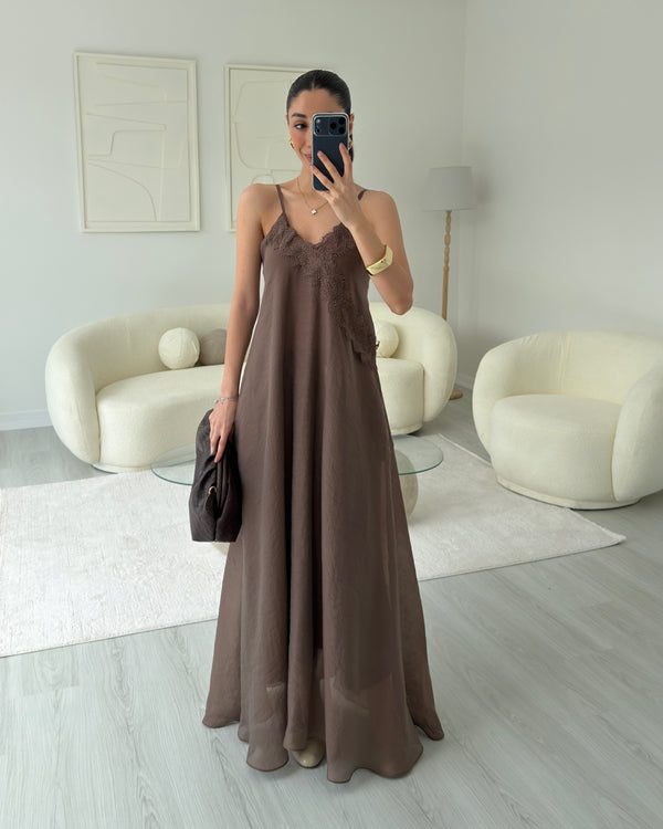 KAHVERENGİ DANTELLİ ASKILI ELBİSE