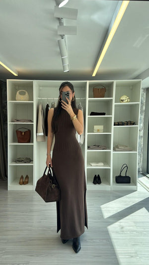 KAHVERENGİ MAXİ YIRTMAÇLI TRİKO ELBİSE