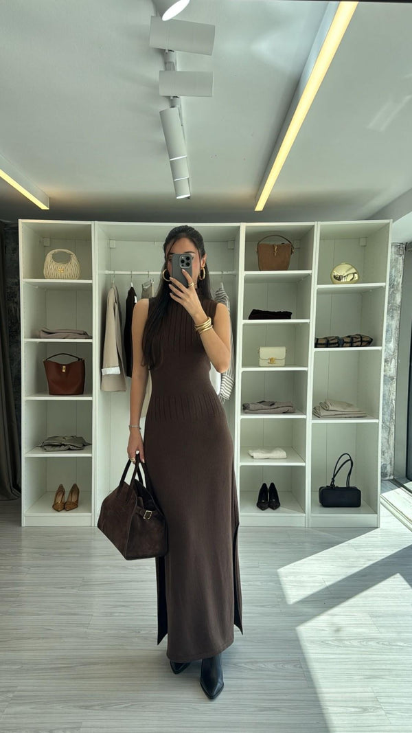 KAHVERENGİ MAXİ YIRTMAÇLI TRİKO ELBİSE