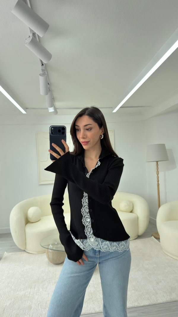 SİYAH DANTEL DETAYLI TASARIM HIRKA