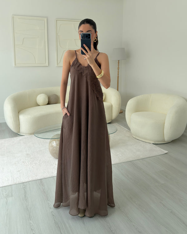 KAHVERENGİ DANTELLİ ASKILI ELBİSE