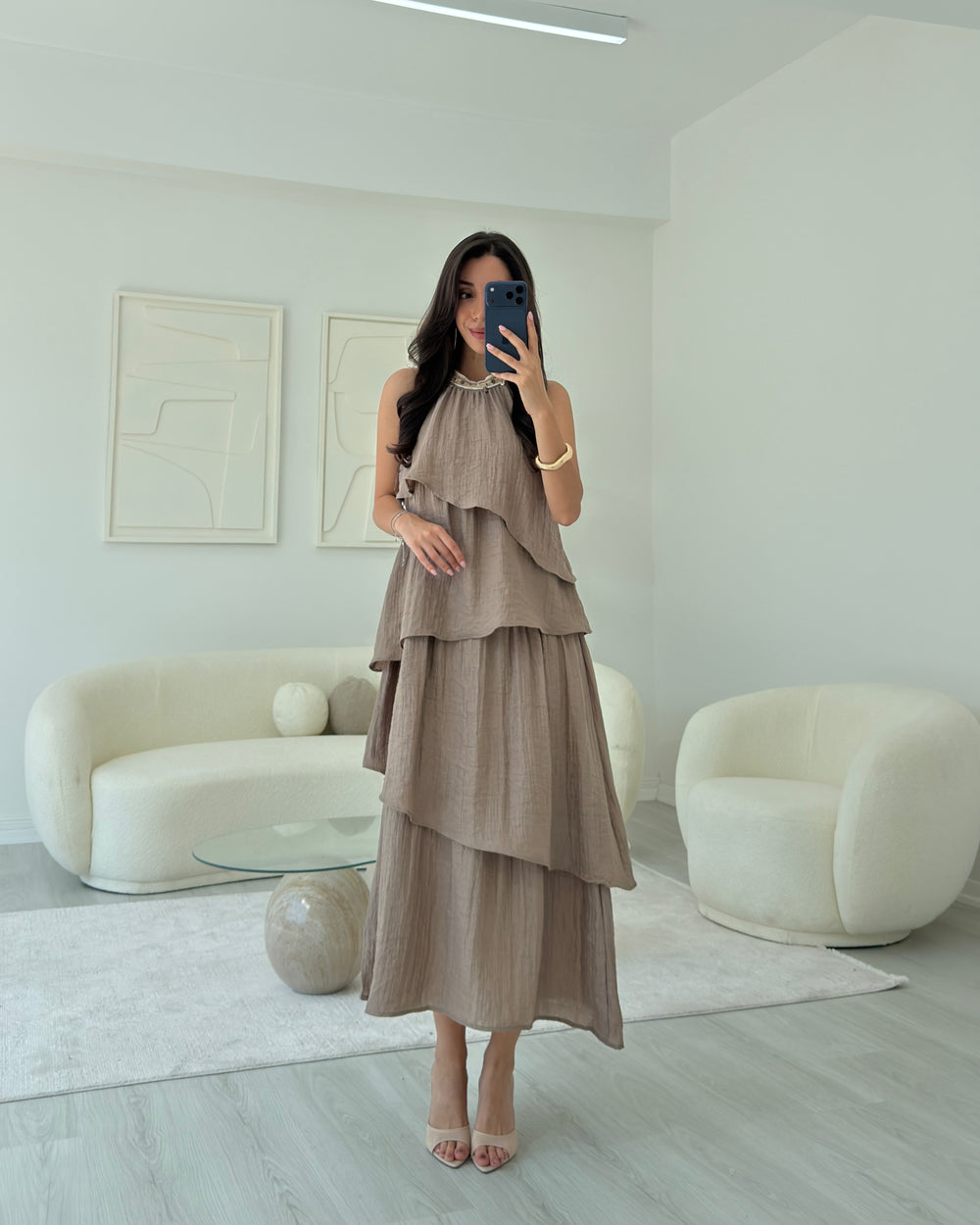 KAHVERENGİ YAKA İŞLEME DETAYLI KATLI ELBİSE