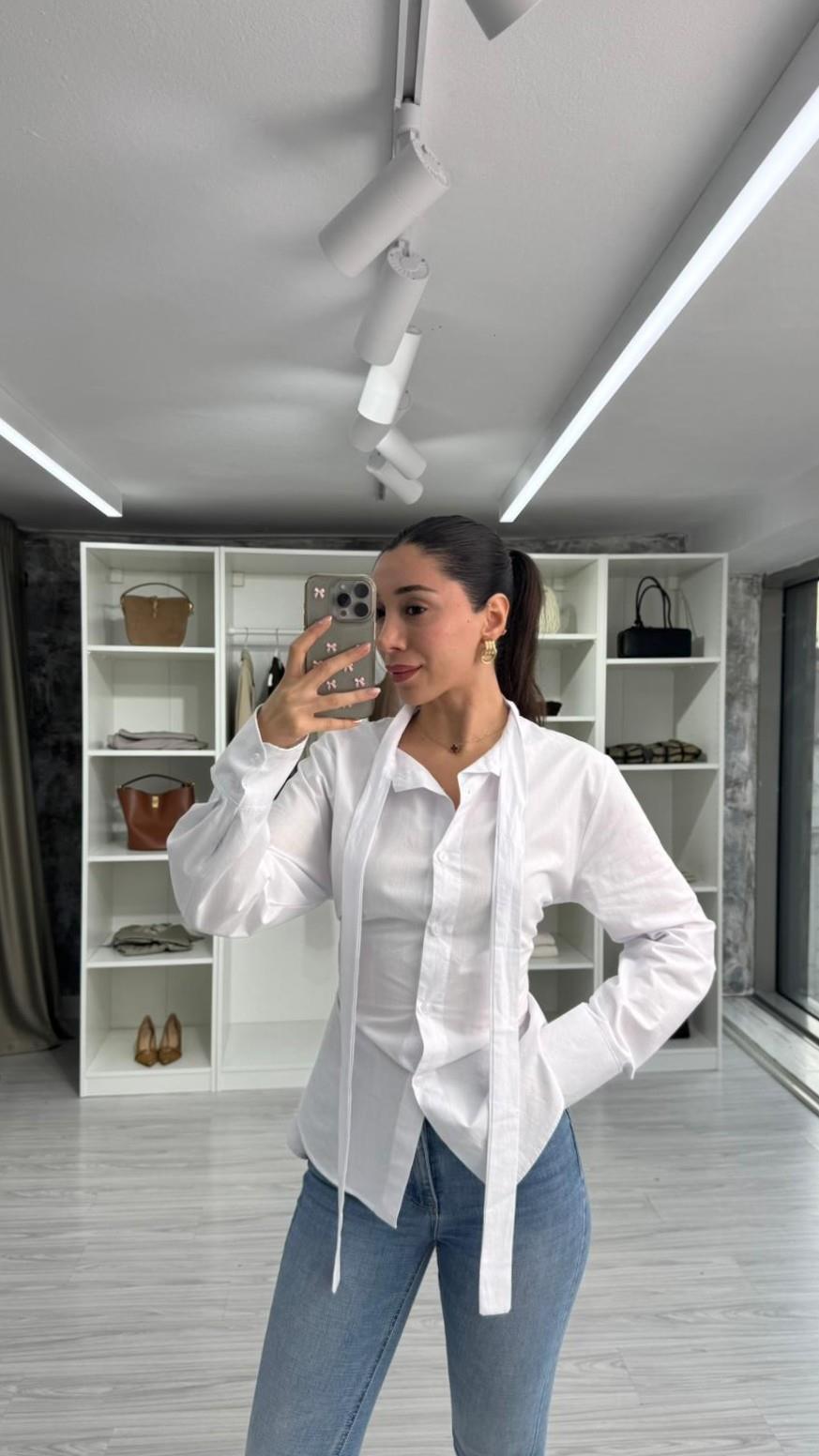 BEYAZ KORSE DETAYLI TASARIM GÖMLEK