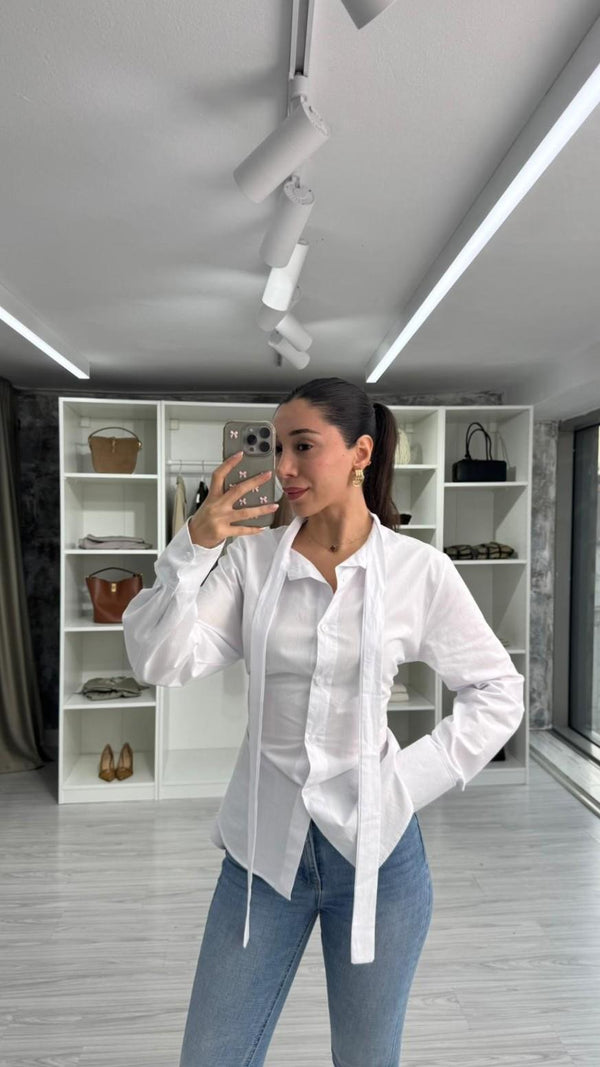 BEYAZ KORSE DETAYLI TASARIM GÖMLEK