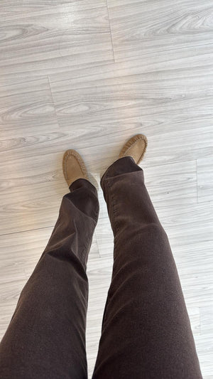 KAHVERENGİ KEMERLİ KESİK PAÇA JEAN