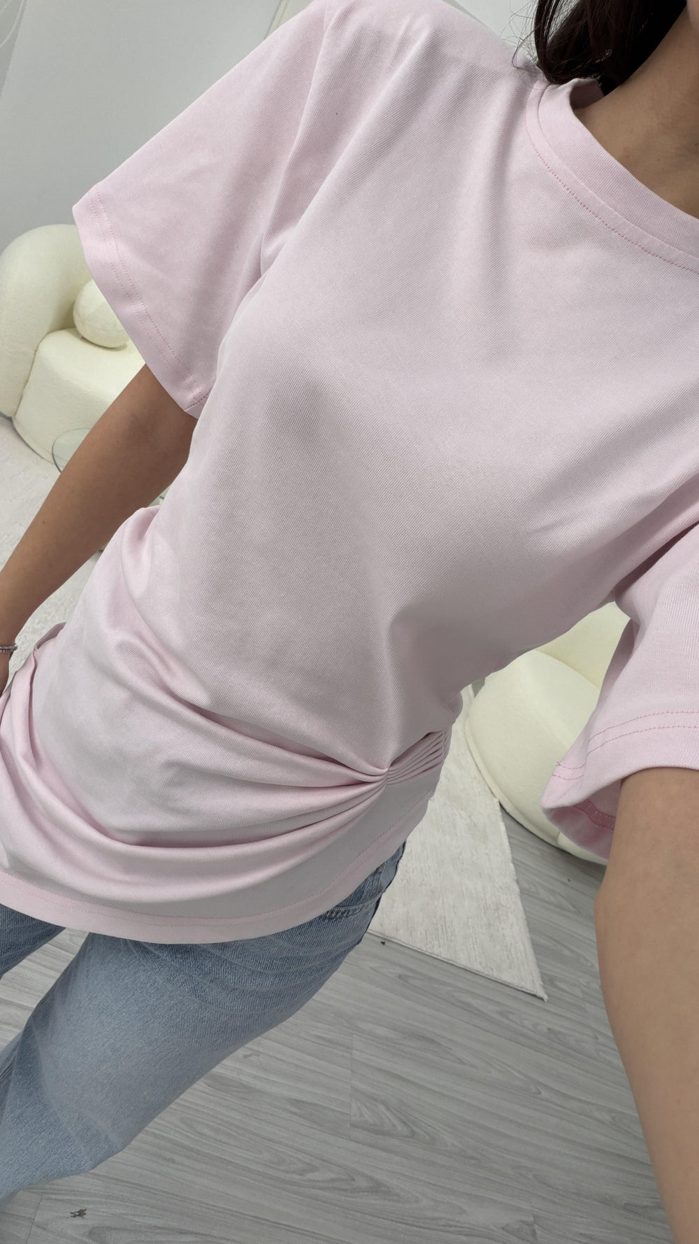TOZ PEMBE VATKALI YAN BÜZGÜ DETAYLI TİŞÖRT