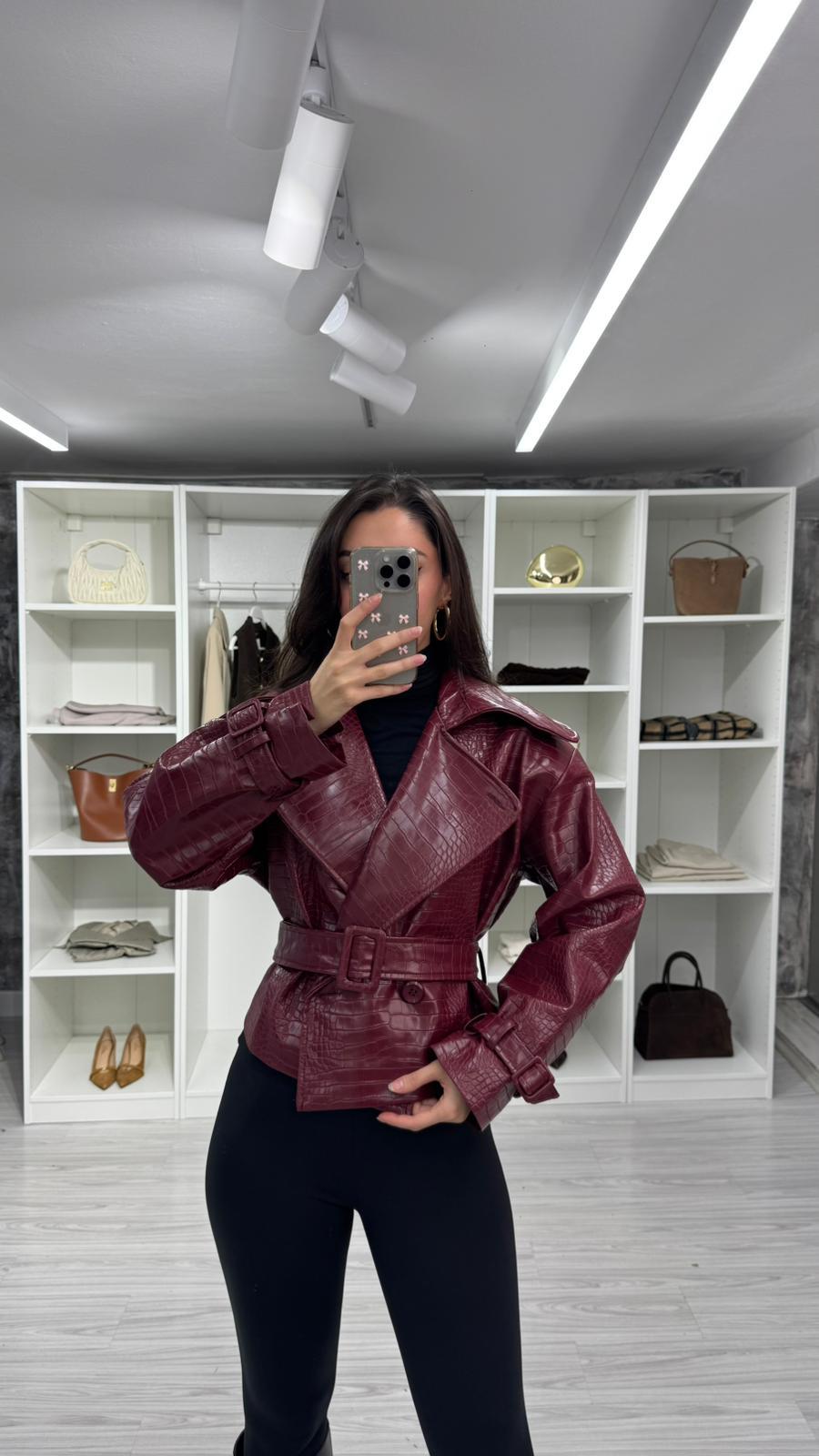 BORDO KROKODİL DESENLİ KEMERLİ DERİ CEKET