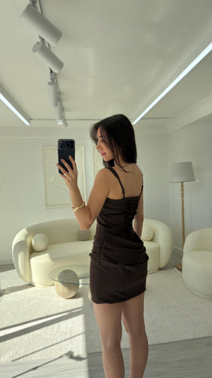 KAHVERENGİ ARKASI BİRİTLİ ELBİSE