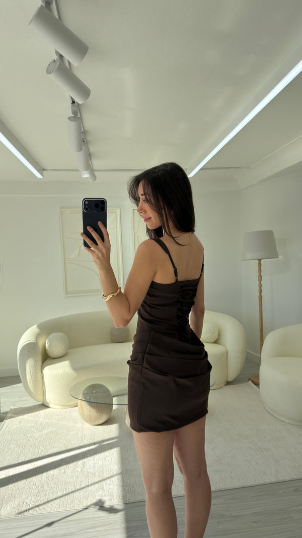 KAHVERENGİ ARKASI BİRİTLİ ELBİSE