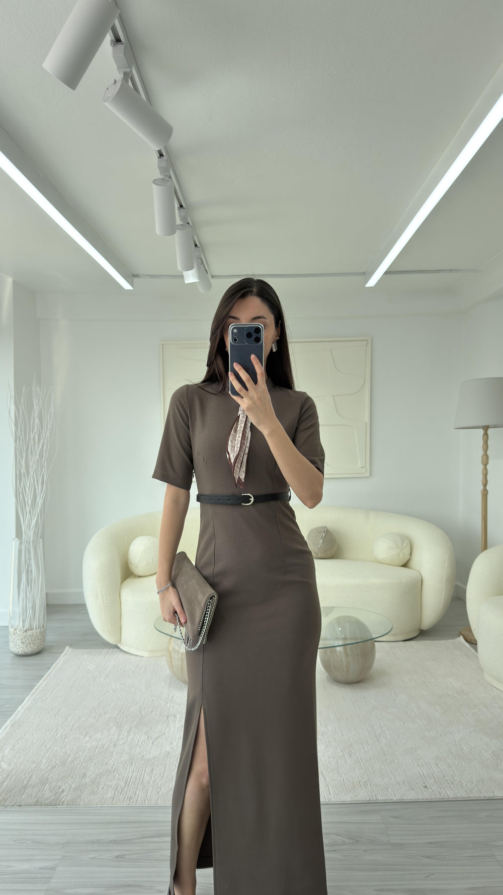 KAHVE FULAR DETAYLI ELBİSE