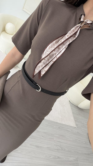 KAHVE FULAR DETAYLI ELBİSE