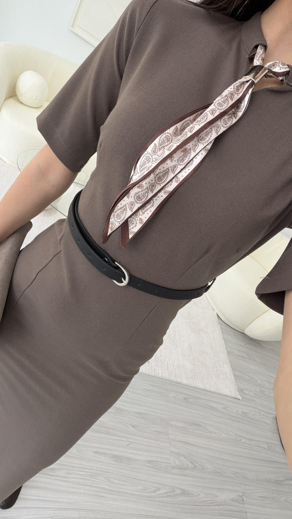 KAHVE FULAR DETAYLI ELBİSE