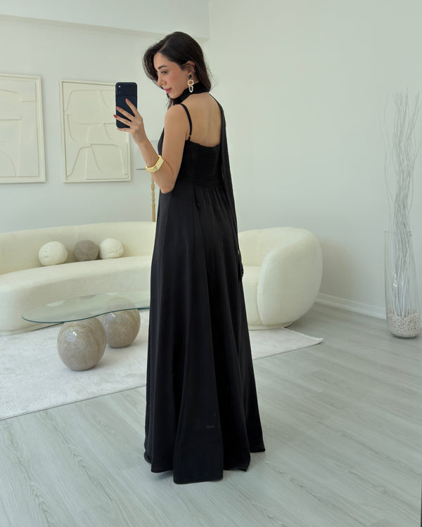 SİYAH İNCE ASKILI FULARLI MAXİ ELBİSE