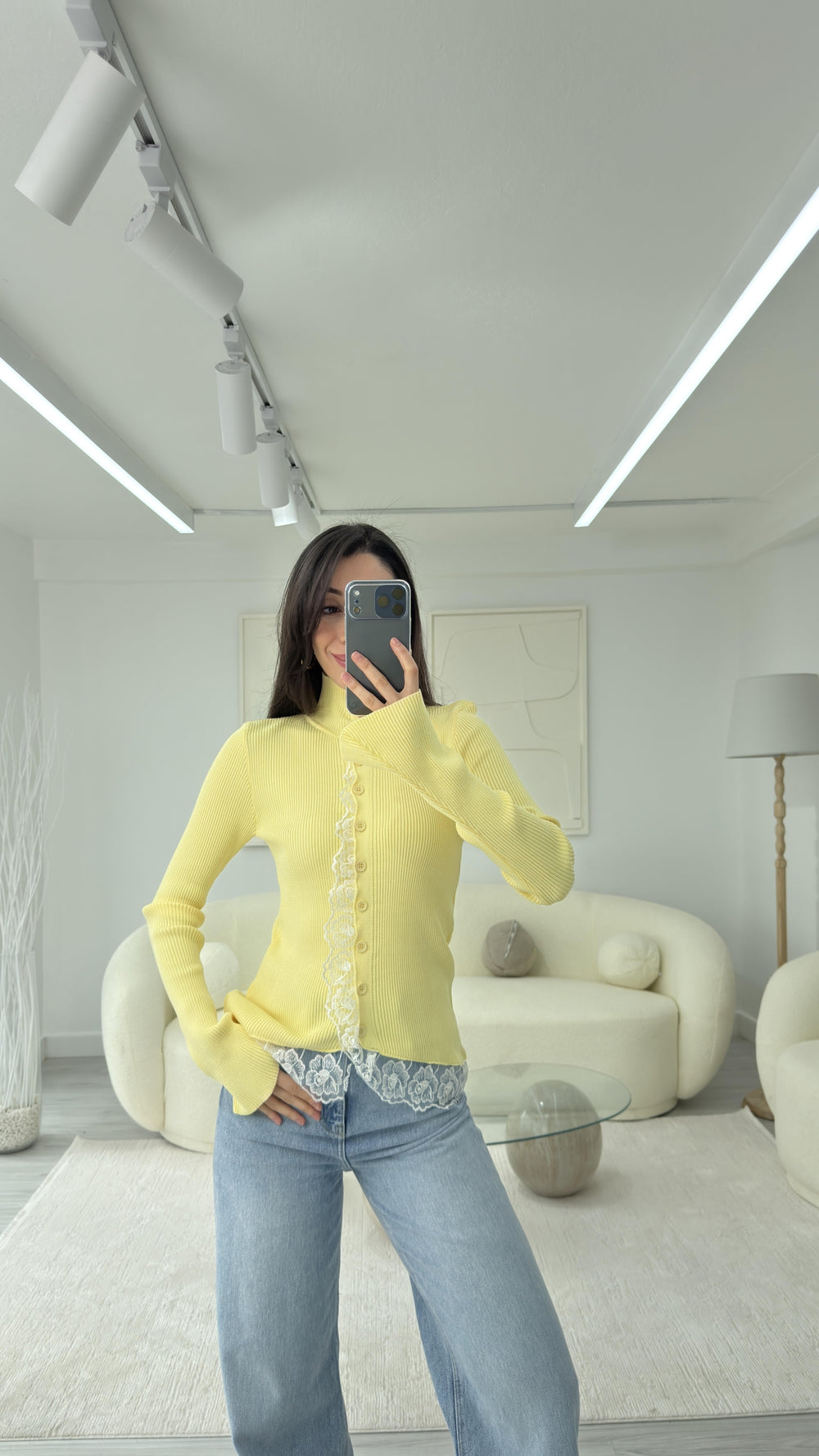 SARI DANTEL DETAYLI TASARIM HIRKA
