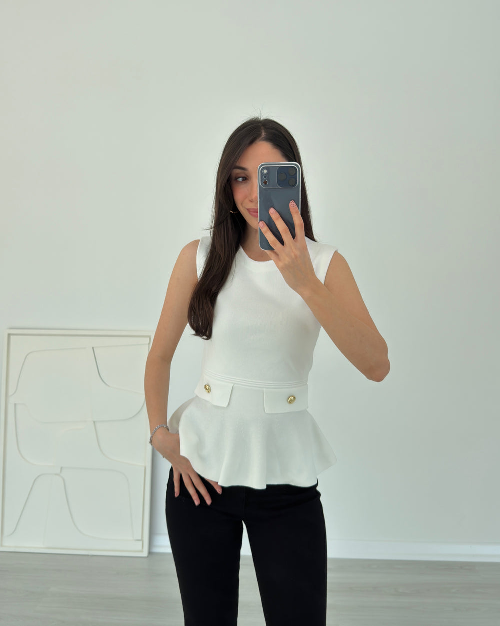 BEYAZ GOLD DETAYLI VOLANLI BLUZ