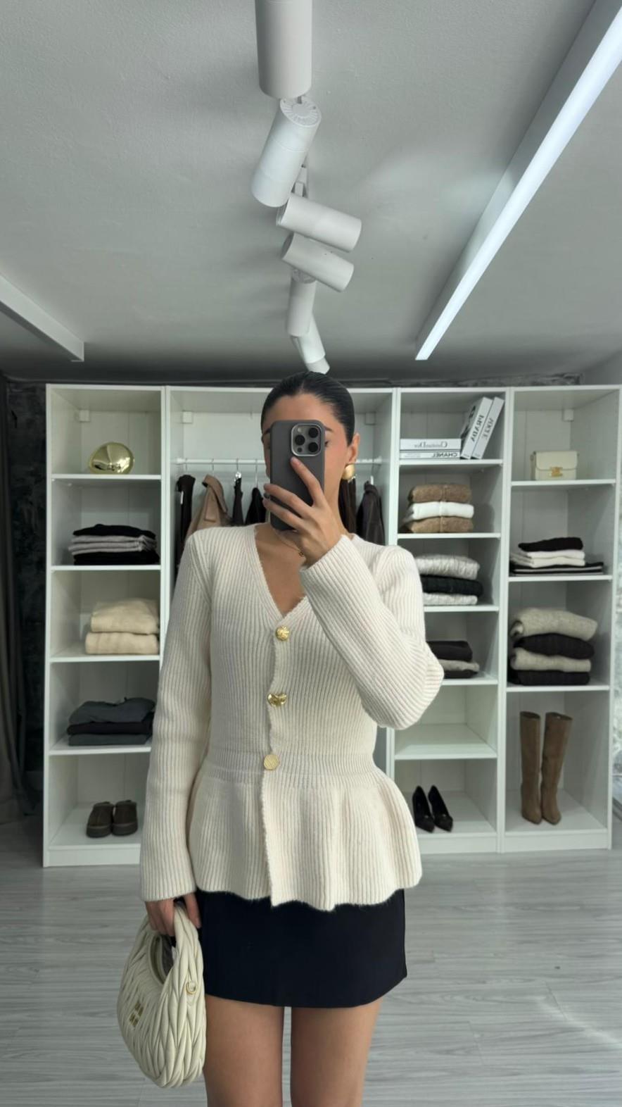 KREM GOLD DÜĞME DETAYLI TRİKO HIRKA