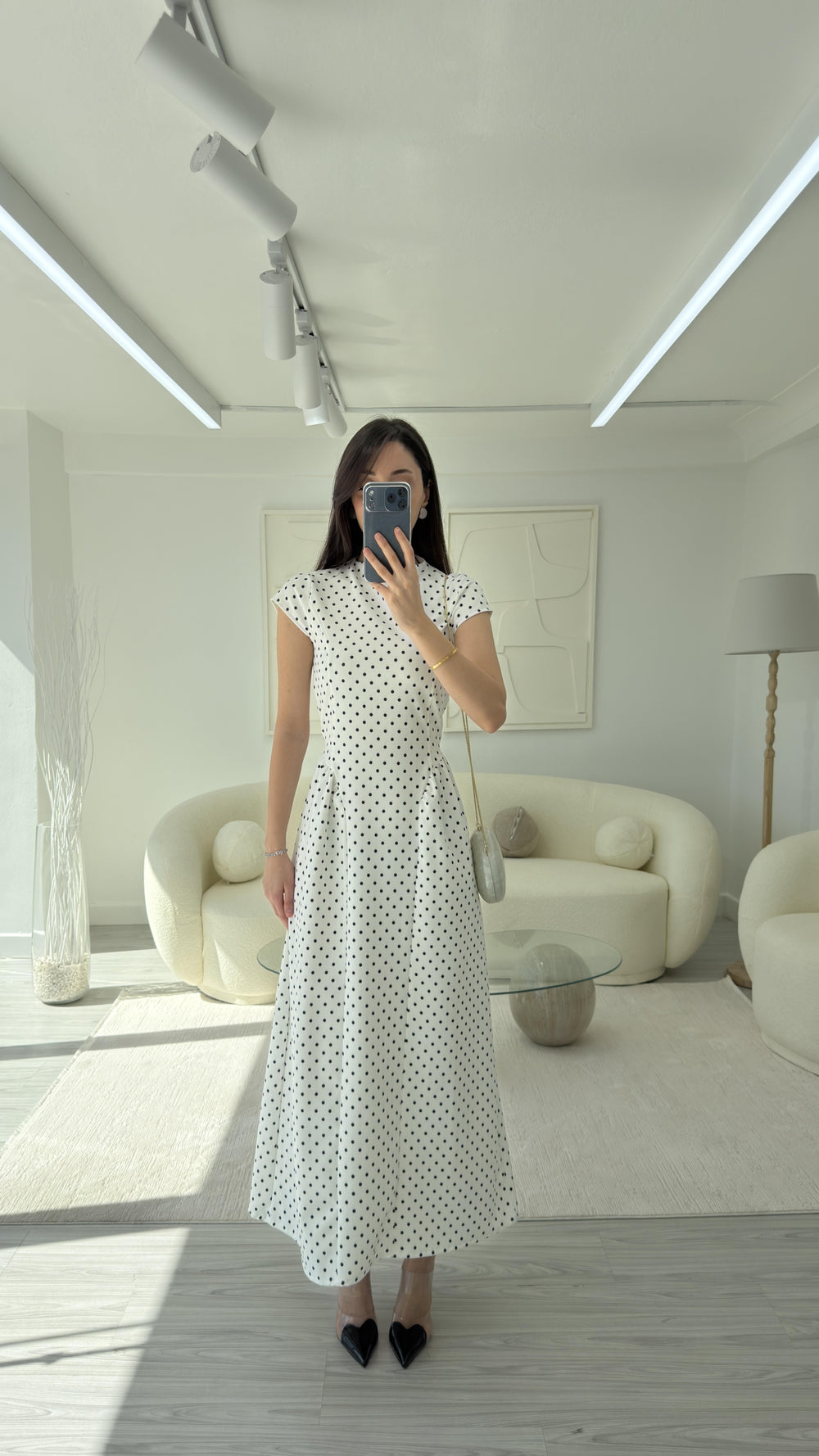 BEYAZ PUANTİYELİ BELİ BAĞLAMALI MAXİ ELBİSE